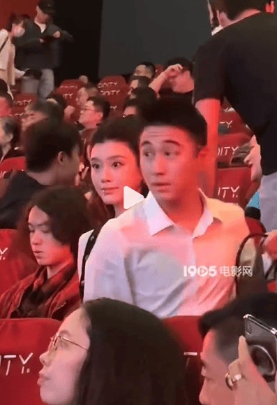 何猷君奚梦瑶夫妇观看《阿凡达3》。