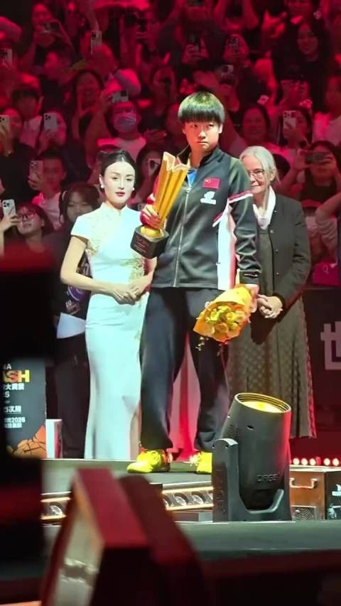 原来是王励勤主席让礼仪叫莎莎的,大家看到小莎走过来都笑了!