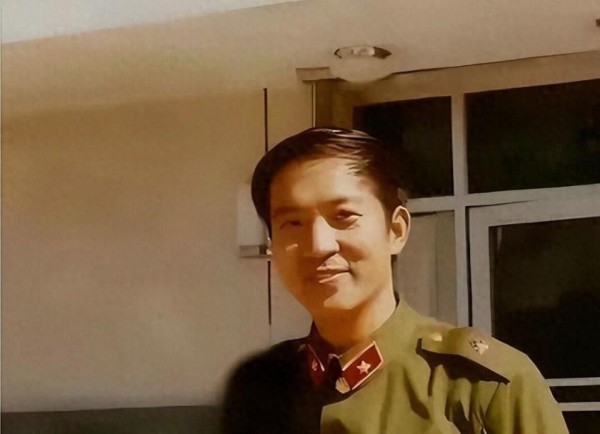 76岁牛群近况,打扮邋遢坐地铁,鞋子破旧太心酸,后悔裸捐晚年苦