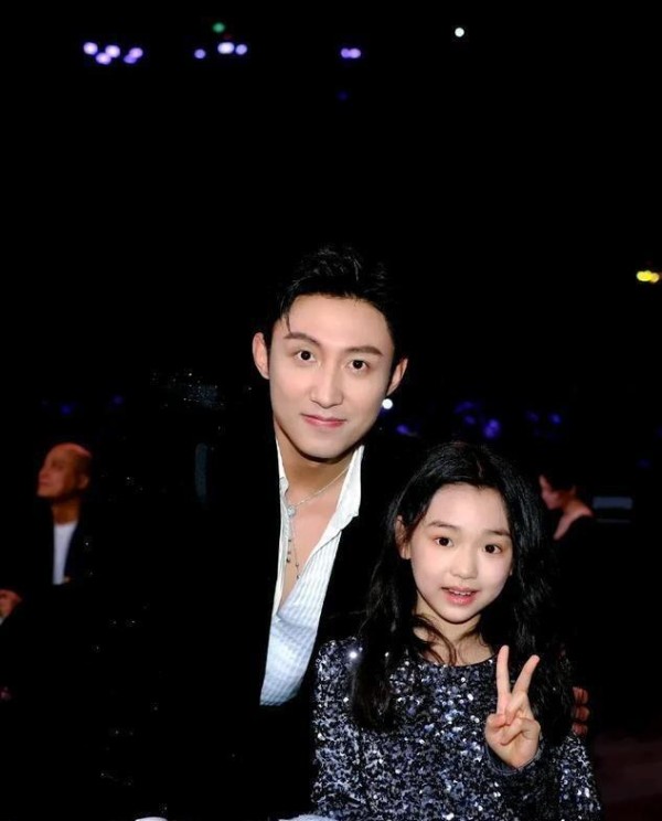 小酒窝晒17张与明星合影，成尖叫之夜团宠，被赞内娱追星天花板