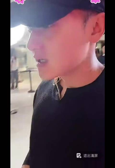 黄子韬在奥运冠军陈梦面前,变得腼腆多了