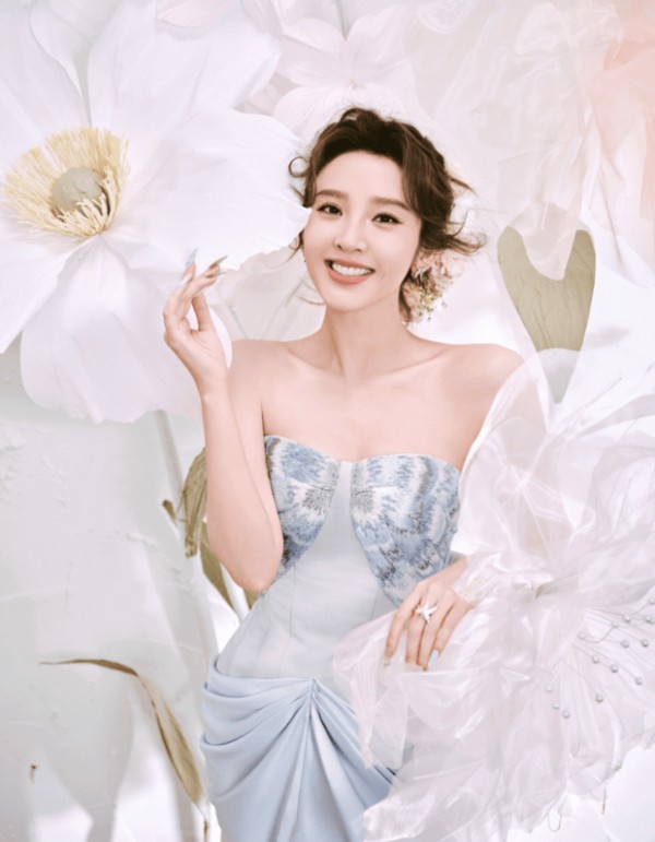 唐艺昕甜笑神态明亮,花艺元素与礼裙的清新感相融,治愈又灵动。