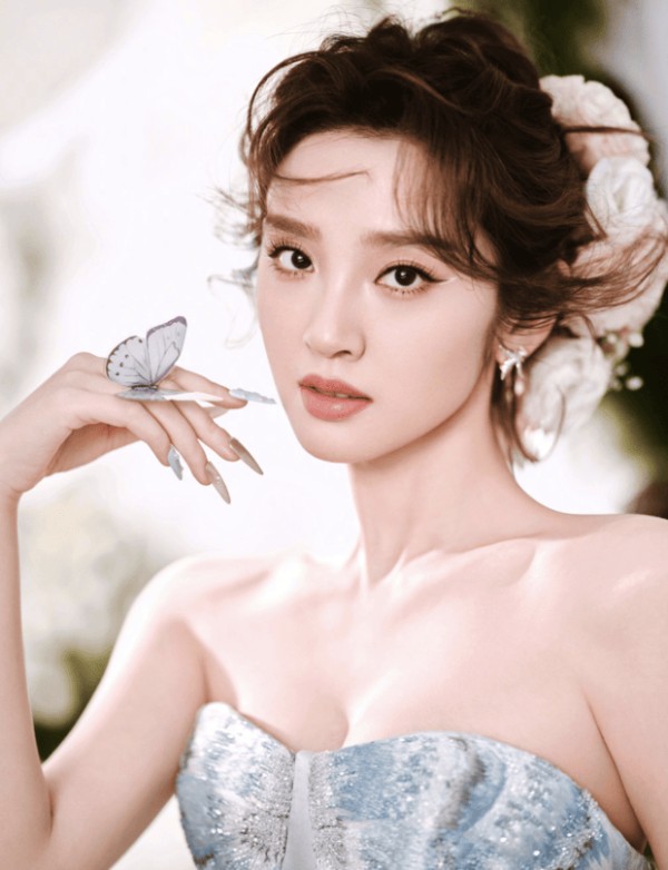 唐艺昕手持蝴蝶,妆容精致。