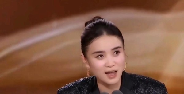 张黎不顾待产的妻子刘蓓,狂追小23岁宋佳?3年情断藏多少算计?