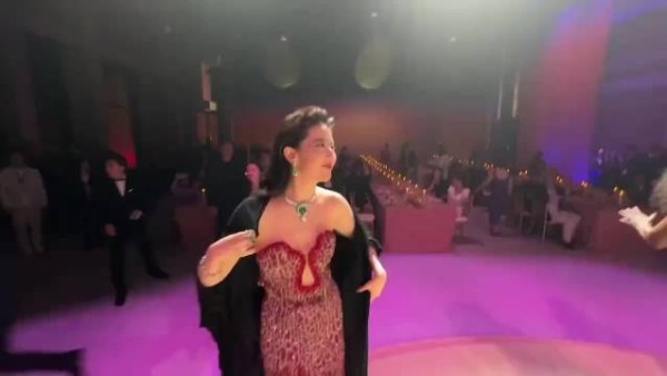 刘亦菲阿联酋素颜跳舞引热议,保镖紧盯舞池