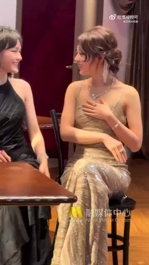 孙俪全程都盯着迪丽热巴,没人发现有对情侣同框了吗?