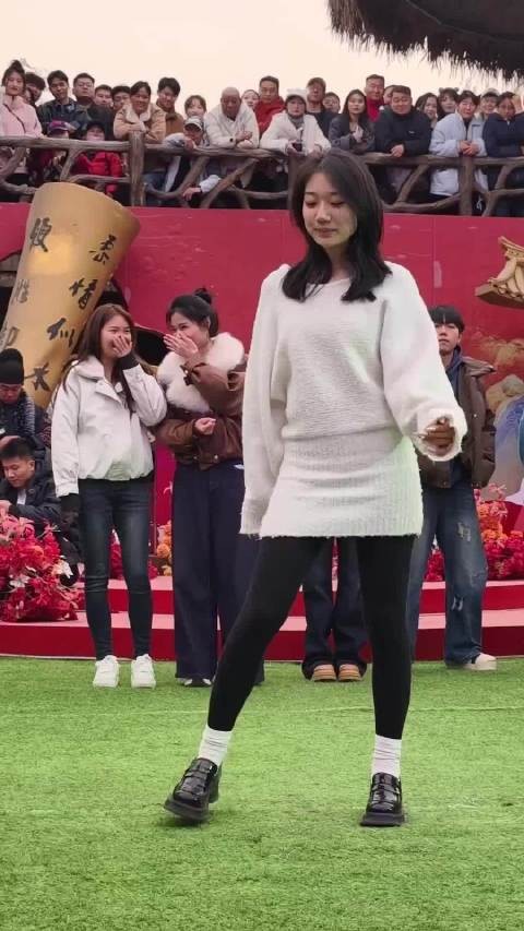 美女和老嫂子斗舞，尽显美女魅力，万岁山斗舞还是太有节目了