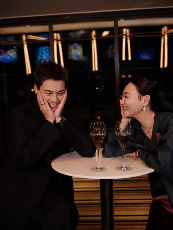 豪门姐弟既视感!陈伟霆惠英红同框,捧脸浅笑秒变腼腆大男孩