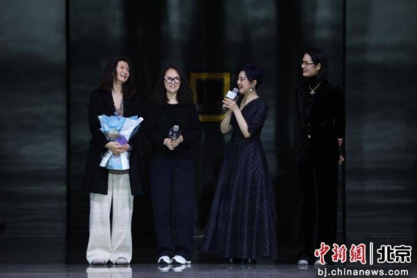 时装设计师在京办画展 “时间的褶皱”启发多元解读