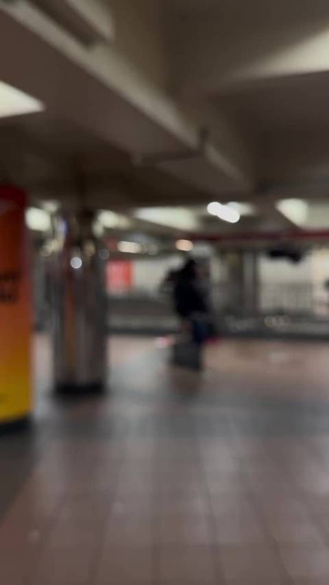 大妈在纽约地铁站唱歌的视频在国内火了,一天之内突破10多万点赞!