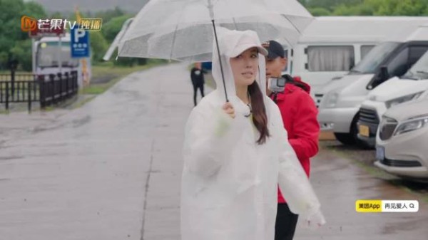 李施嬅穿雨衣重现法证先锋,综艺现场秒变港剧片场