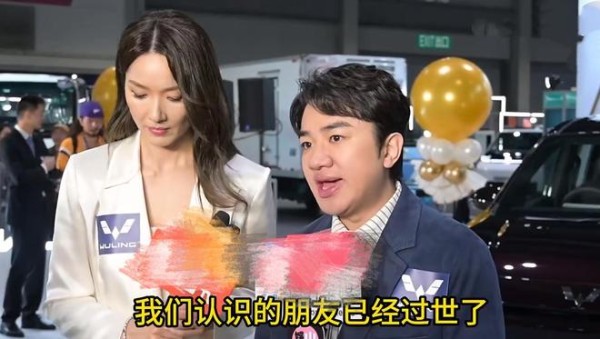 王祖蓝好友在火灾中去世,当天曾与家人联系,他双眼泛红表情沉痛