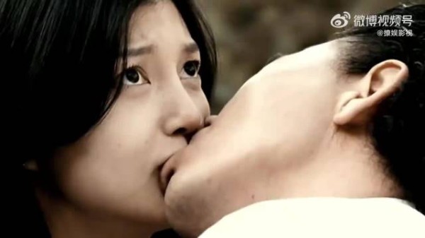 男教授约会漂亮女学生,不料却被街溜子截胡