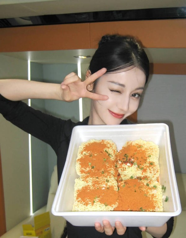 迪丽热巴比耶甜笑,元气满满。