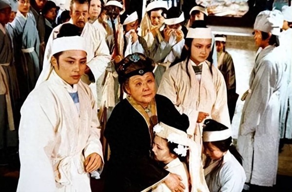 贾敬死后，宁国府大办丧事，曹雪芹为何写贾蓉调戏尤氏姐妹？