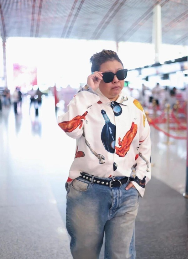 韩红瘦40斤后，花衬衫穿出“女大佬”气场，这还是所认识的她吗？