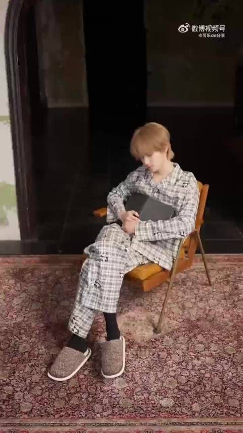 张真源睡衣西装变装视频释出,双风格帅气吸睛