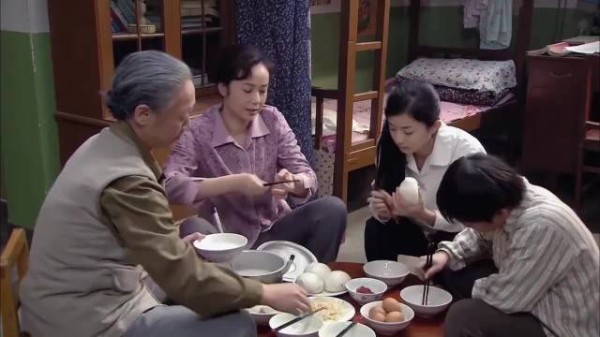 金婚：佟志去不了分厂情绪低，文丽却觉他在身边就好，遭婆婆不满