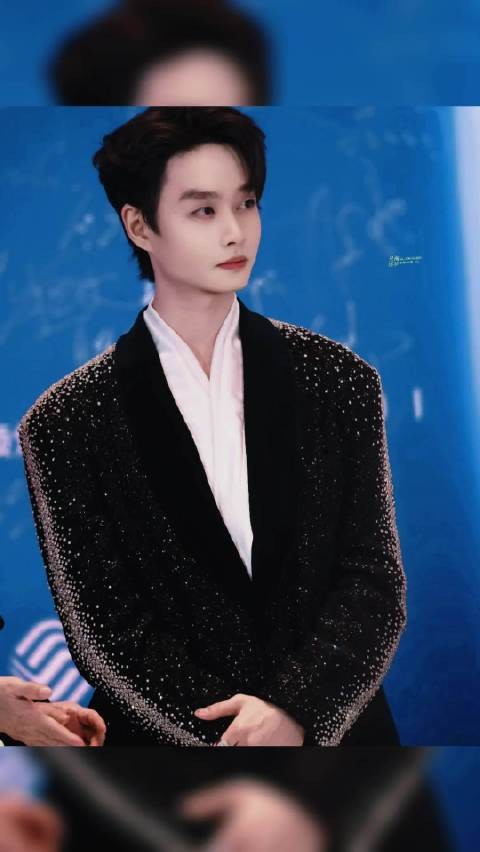 柯淳亮相爱奇艺尖叫之夜,一路繁花2引粉丝热捧