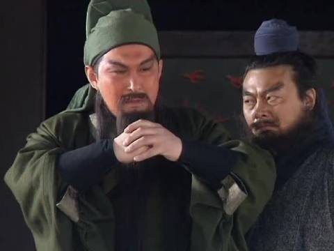 刘备礼遇孔明引关羽忧虑,张飞欲强请遭斥