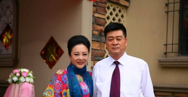 他出身京剧世家,却娶单身妈妈为妻,没有亲生孩子也过得幸福不已