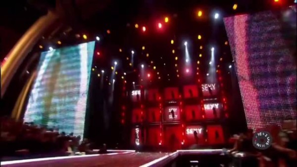 吉娘娘冷对贾老板互动,维密秀上演众神之战