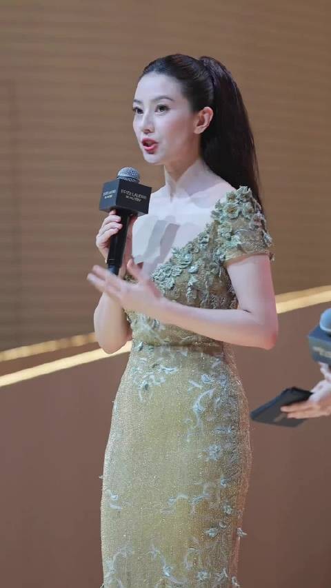 高圆圆现身韩国街头气质出众