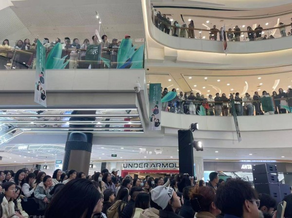 成都读者一早排队参加鲁豫新书分享会,鲁豫:我非常感动