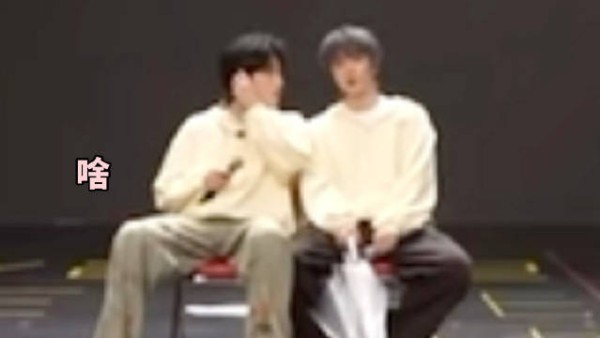 刘耀文五次指引宋亚轩看队友互动