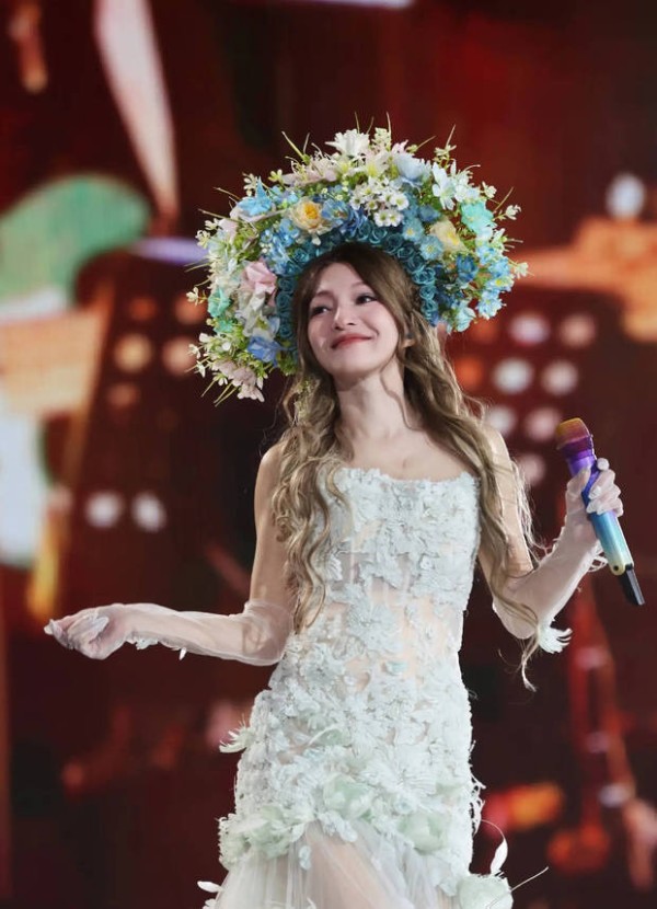 张韶涵化身甜美花仙子,仙气十足。