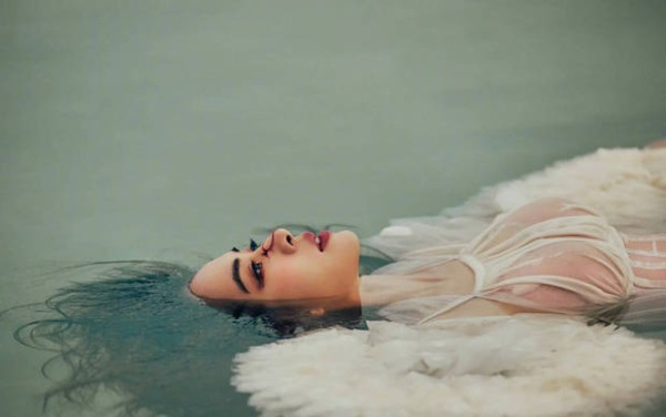 蔡依林 “美人出浴” 造型太绝!一袭白裙勾勒曼妙曲线