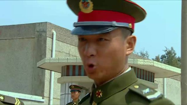 士兵突击:伍六一实惨!为挽留许三多打破所有底线,背处分还挨揍!