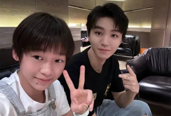 跨界朋友!全红婵拎王俊凯爆炸头+观看话剧,婵宝又搞怪了