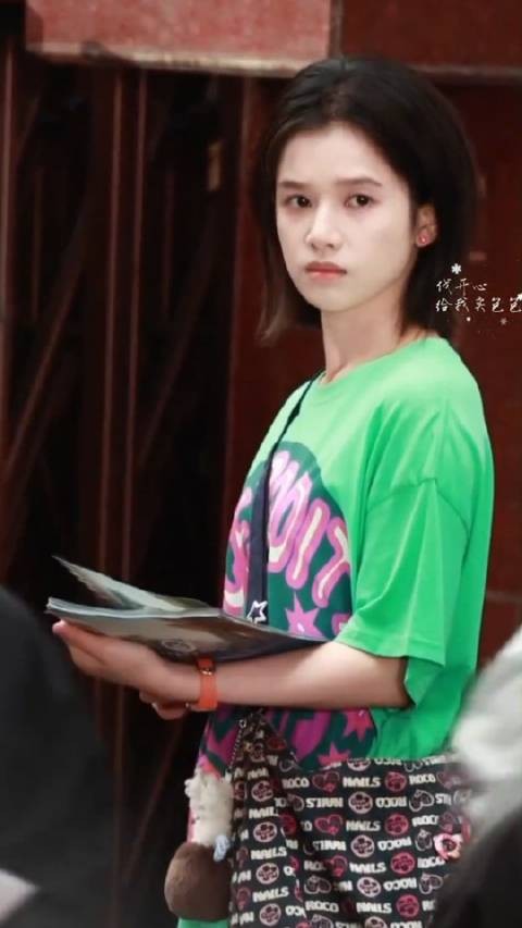 张婧仪《致我那菜市场的白月光》发传单路透有,淡妆的任冬雪好清冷