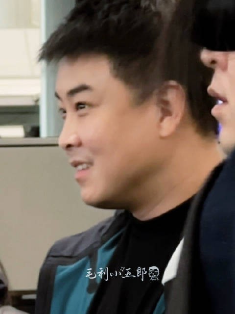 王皓现身香港机场,粉丝拍摄治愈视频