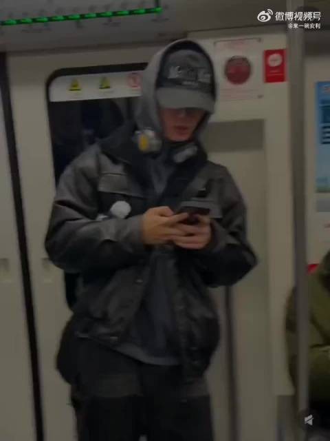 声鸣远扬选手马韬居然坐地铁去参加直播,记得上一次这么接地气的艺人还是梓渝