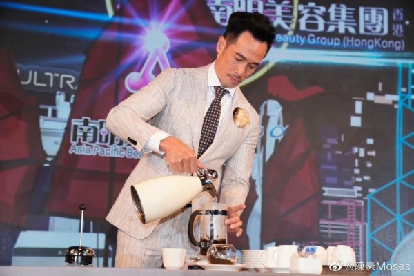 TVB视帝携妻出席公开活动!女方发福明显,肚子突出,被指有孕