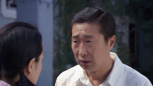 金婚:梅梅钻大庄怀里撒娇,庄嫂连着文丽一起骂,教师这德行