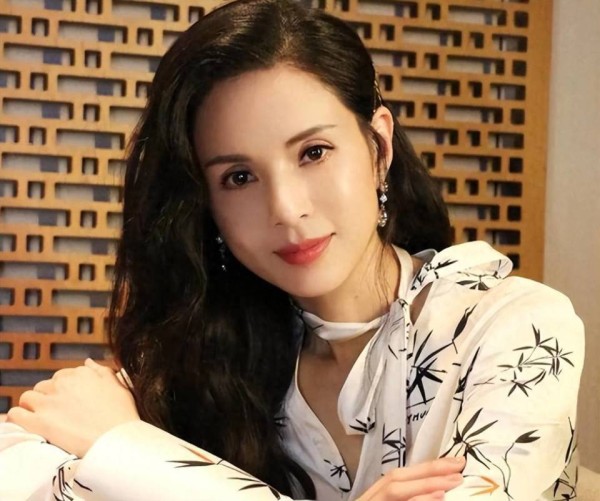 “最美姑姑”李若彤坚持做自己,不结婚不生子,59岁胖了太好看了