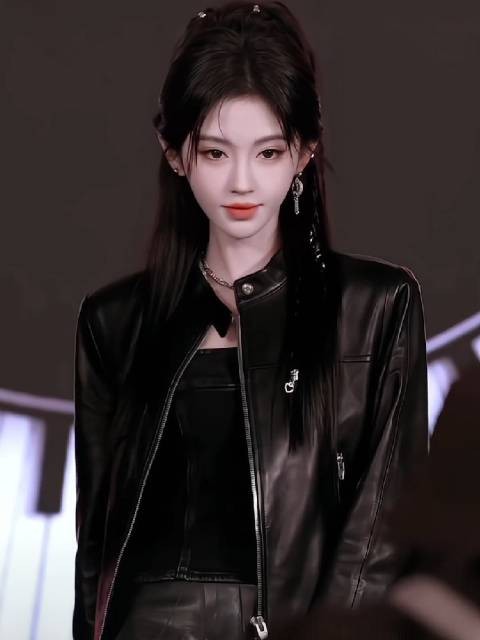 鞠婧祎黑皮衣高马尾造型飒爽亮相舞台