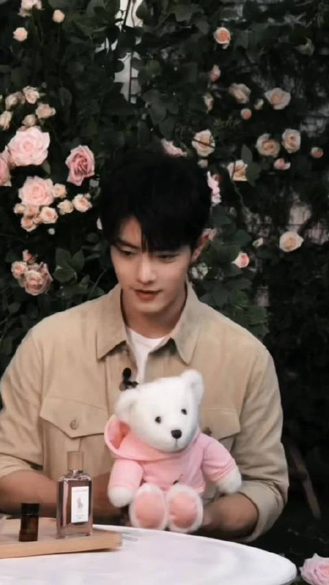 今晚品牌直播,是温温柔柔清清爽爽的@肖战 肖战