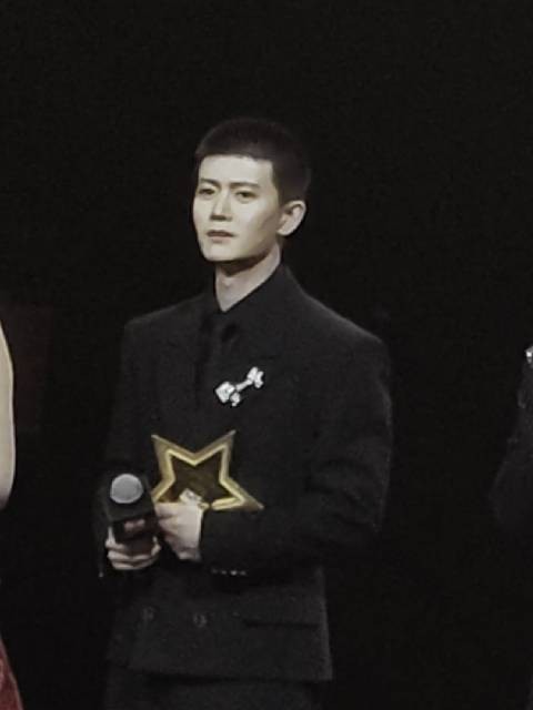 恭喜任嘉伦获得年度号召力演员,实至名归!