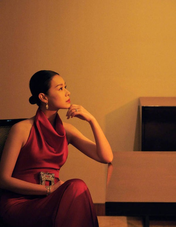 胡杏儿侧颜绝美。