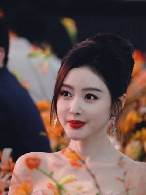 张天爱的这一幕,大概就叫回眸一笑百媚生吧