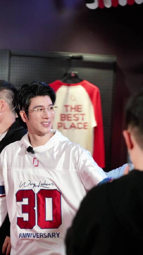 王力宏现身成都银泰中心,粉丝打卡同款