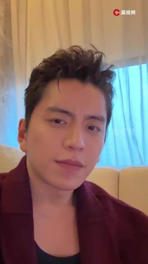 王大陆携新女友出庭状态良好