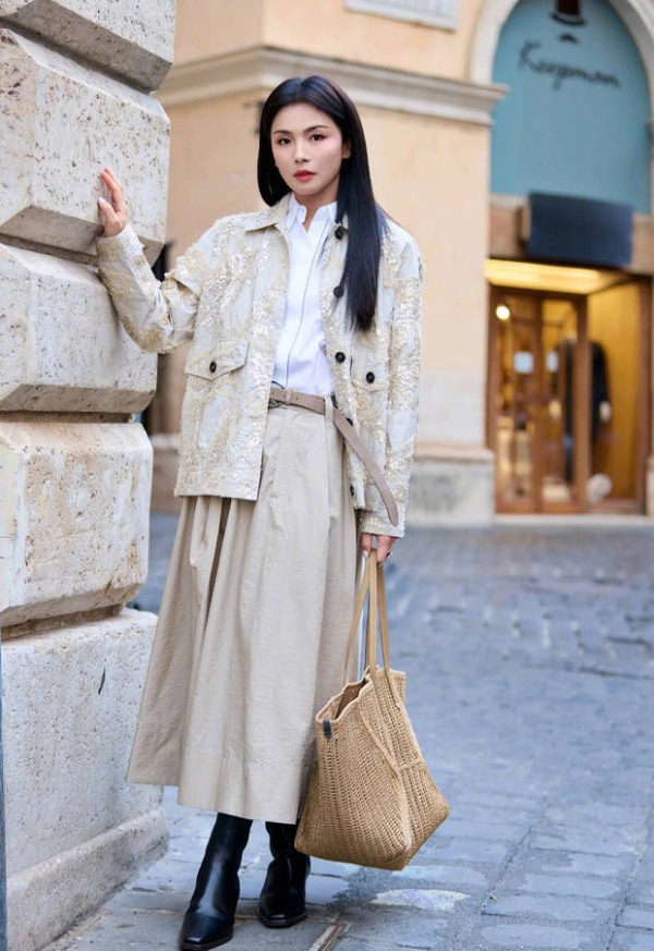 搜狐娱乐讯 17日,刘涛在社交平台上晒出一组街拍美照,并配文称:“老城漫步,步履不停。”