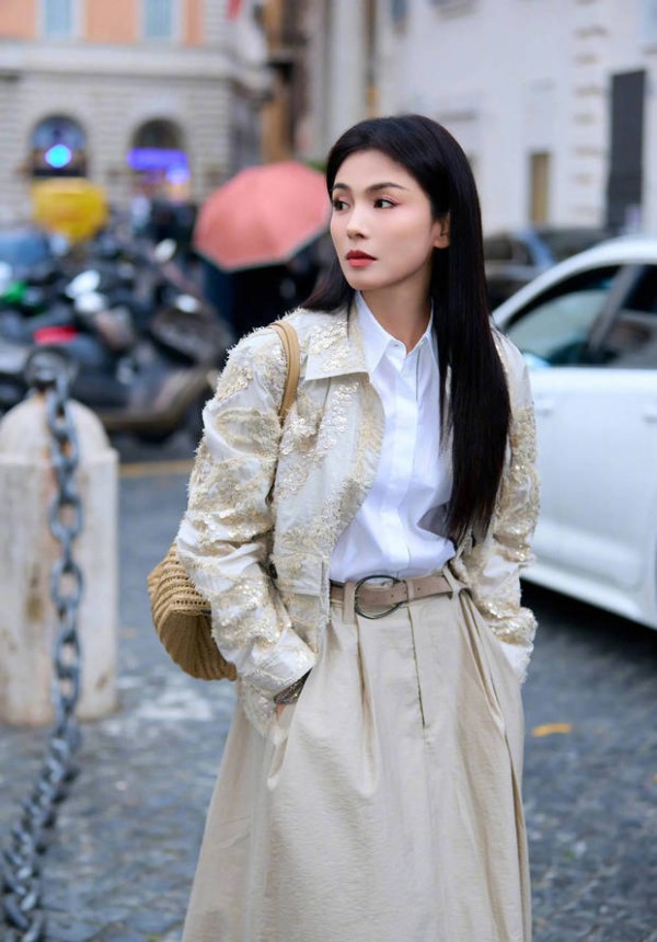 刘涛气质优雅知性,魅力十足。