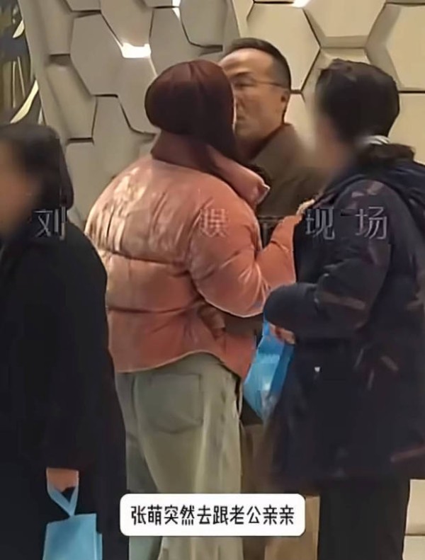 张萌和老公亲吻,画面甜蜜。