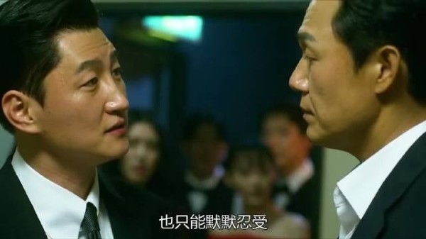 拳王暴怒反击欺辱者,铁拳出击场面震撼